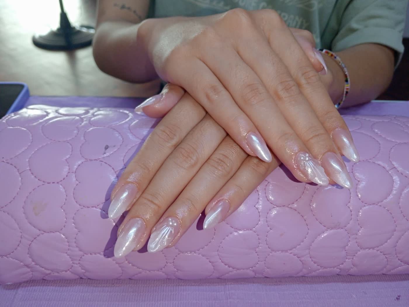 Uñas largas nude con brillo