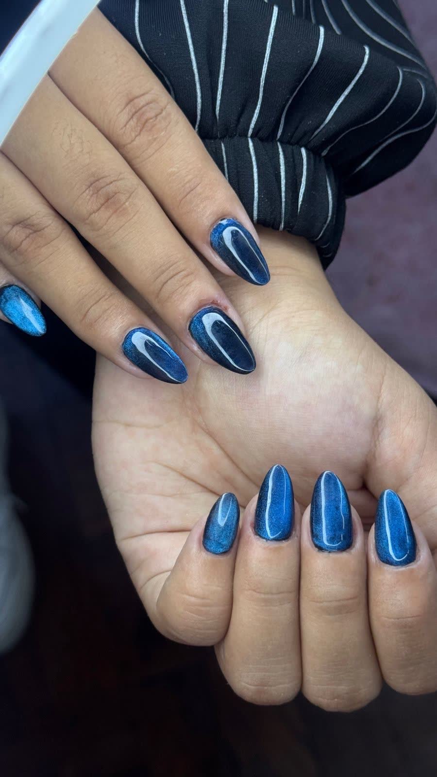 Uñas azules efecto ojo de gato