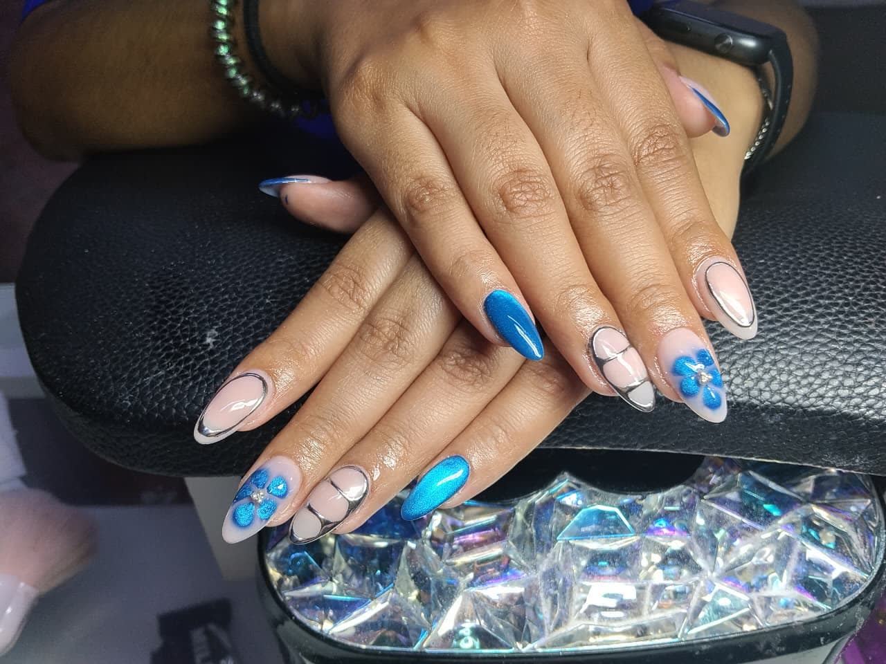 Uñas azules con pedrería