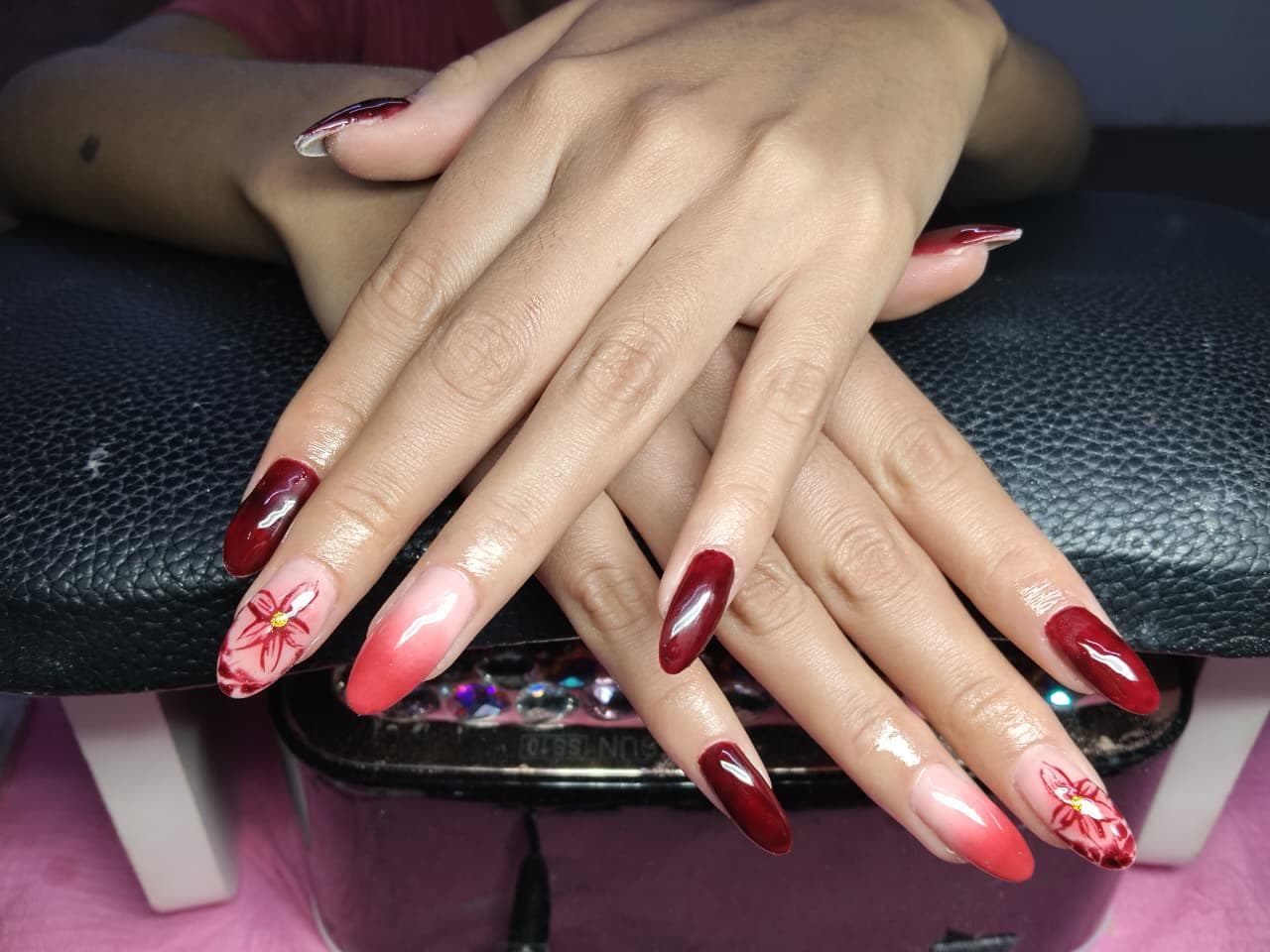 Uñas rojas con degradé y diseño