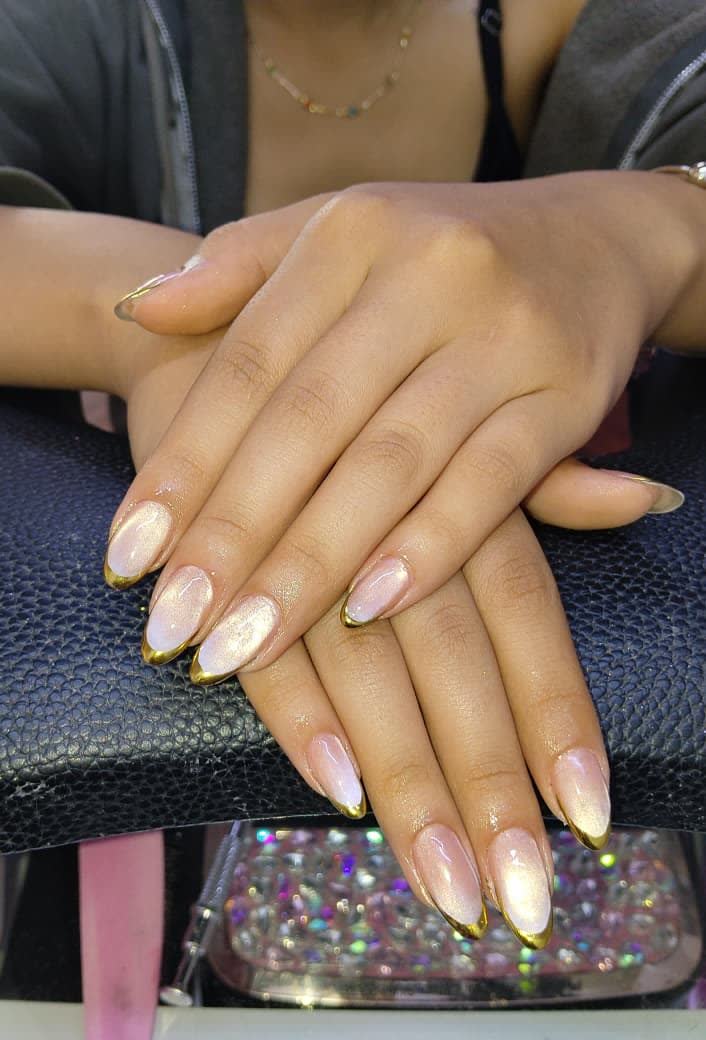 Uñas francesas con borde dorado