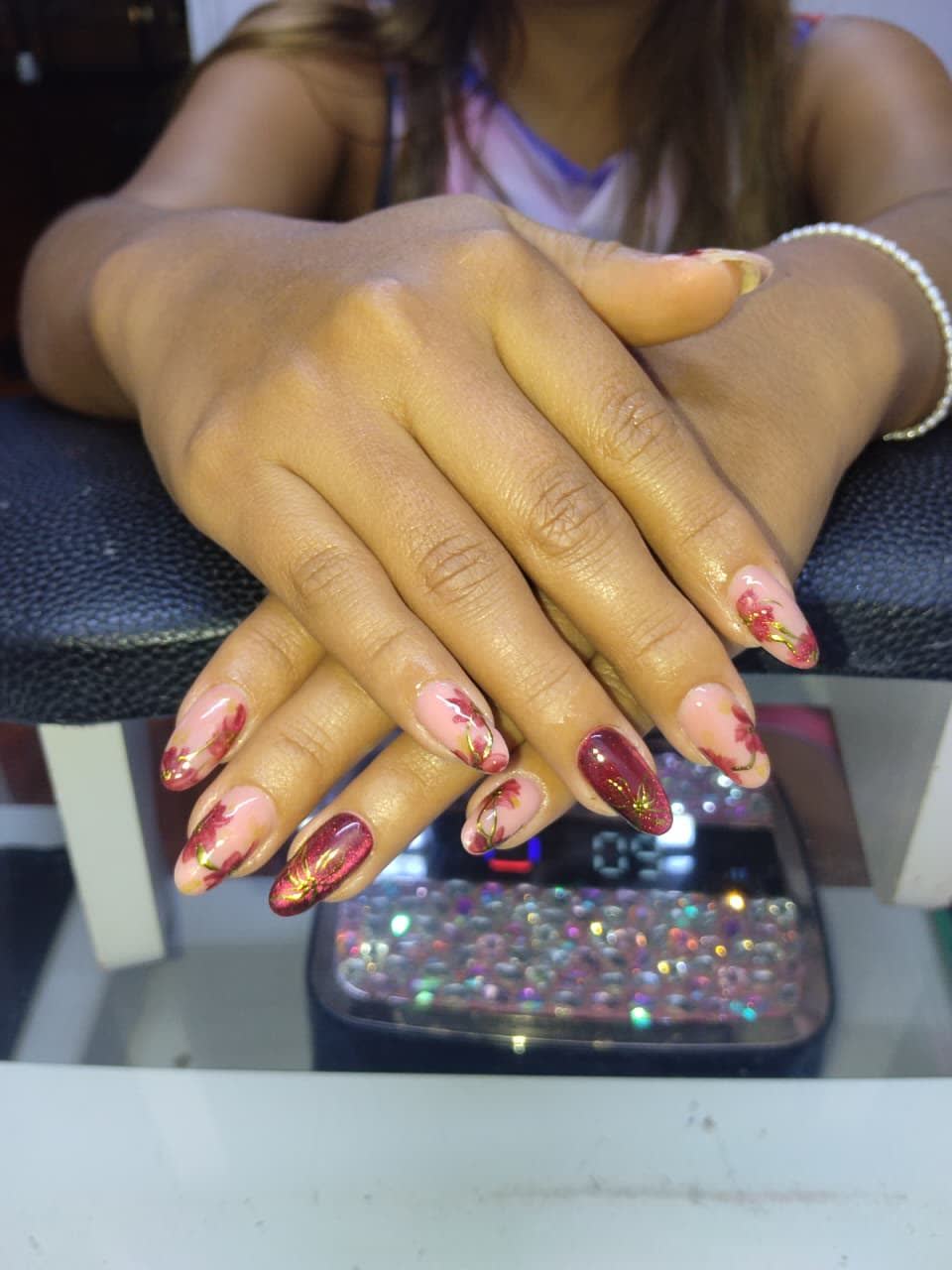 Uñas con diseño en tonos vino