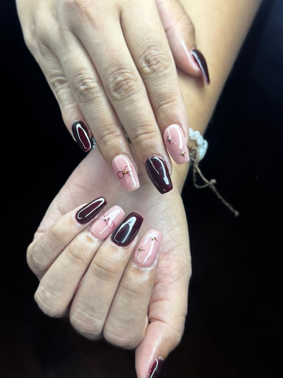 Uñas nude y chocolate con diseño