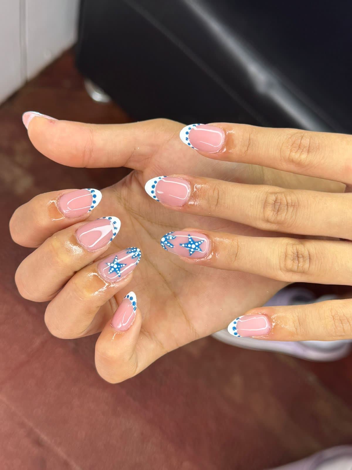 Uñas con diseño de puntos y flores