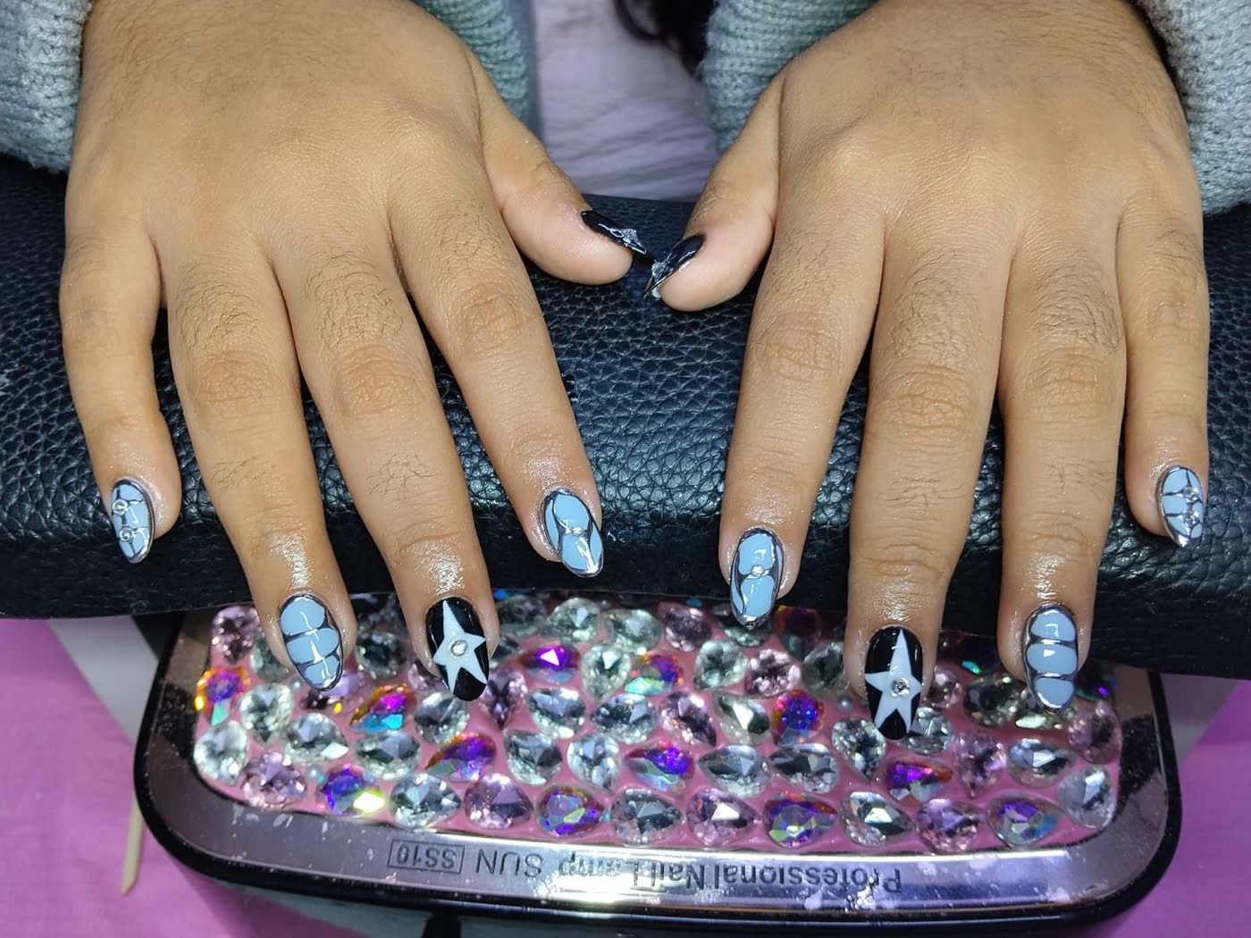 Uñas celestes con diseño de estrellas