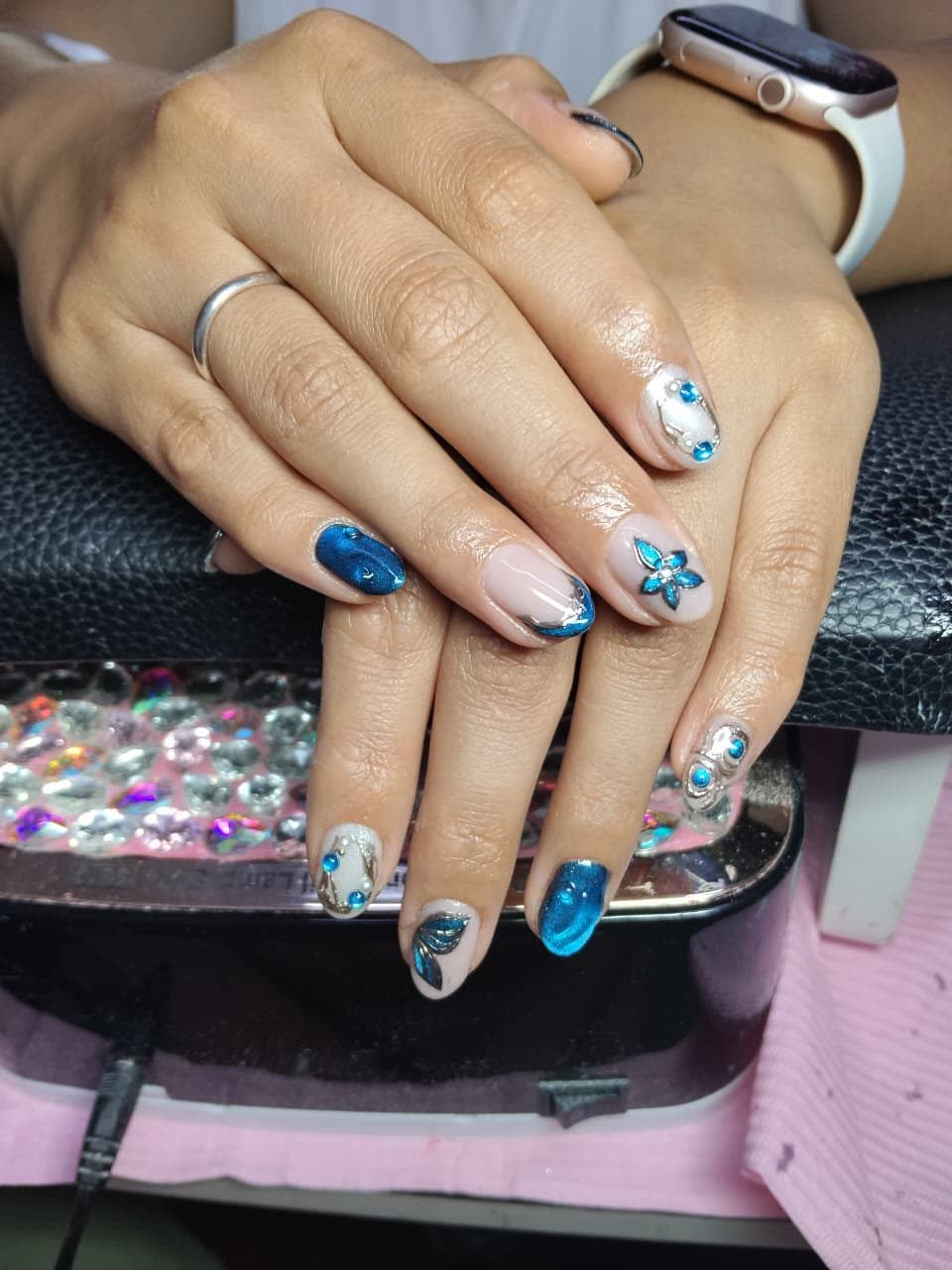 Uñas azules con flores